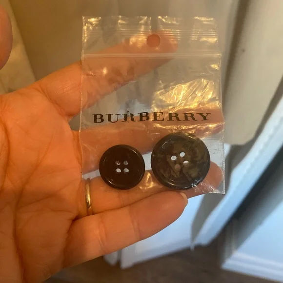 New, never worn. Women's Classic Burberry trench coat - size 8 US - Picture 8 of 12